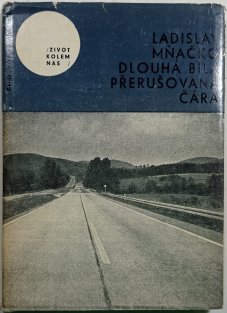 Dlouhá bílá přerušovaná čára