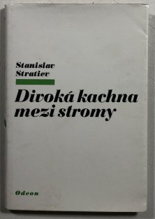Divoká kachna mezi stromy