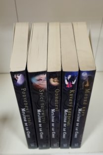 Modrá krev 1-5 - Modrá krev / Krvavý karneval / Odhalení / Spící tajemství / Podvedený anděl