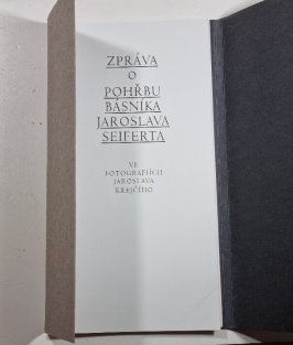 Zpráva o pohřbu básníka Jaroslava Seiferta ve fotografiích Jaroslava Krejčího