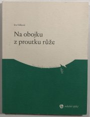 Na obojku z proutku růže - 