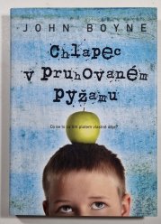 Chlapec v pruhovaném pyžamu - 