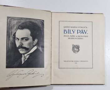 Bílý páv