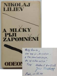 A mlčky piji zapomnění